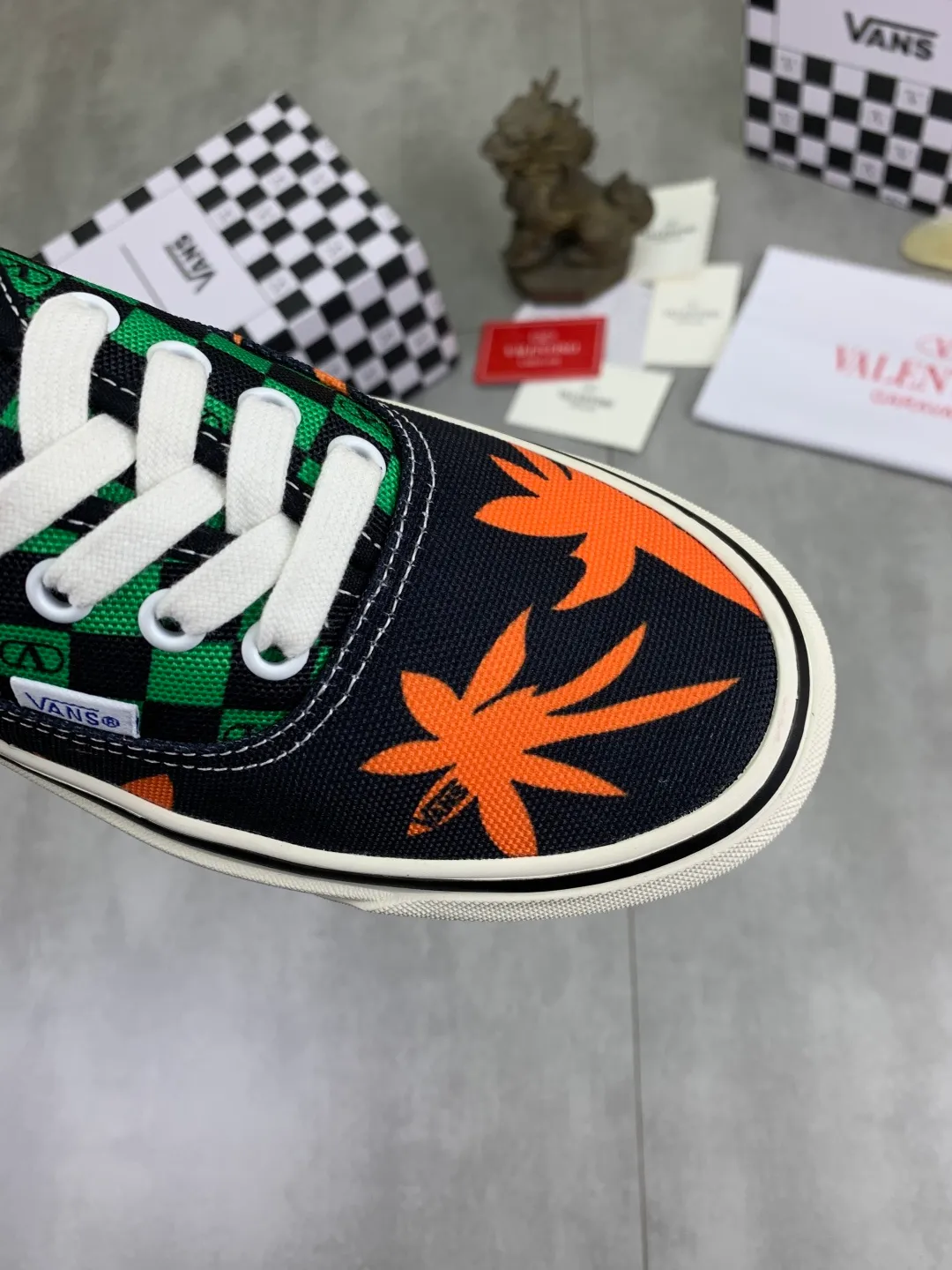 Men's shoes 💰P460 New Valentino❌Wans co-branded Valentino and Vans release new co-branded sneakers, integrating Valentino's Italian high-definition aesthetics and Vans's free and authentic spirit, giving classic shoes a personality that spans the ages. Many stars - Jolin Tsai. Yang Zi. Liu Wen. Ma Baiquan. Choi Soobin. freen. Song Zuer. JJ Lin. zel. Cecilia Cheung. shark. Xin Yunlai...Same style. Female model: 35-42 (41.42 is custom-made and non-refundable) Men's model: 39-46 (45.46 is custom-made and non-refundable)